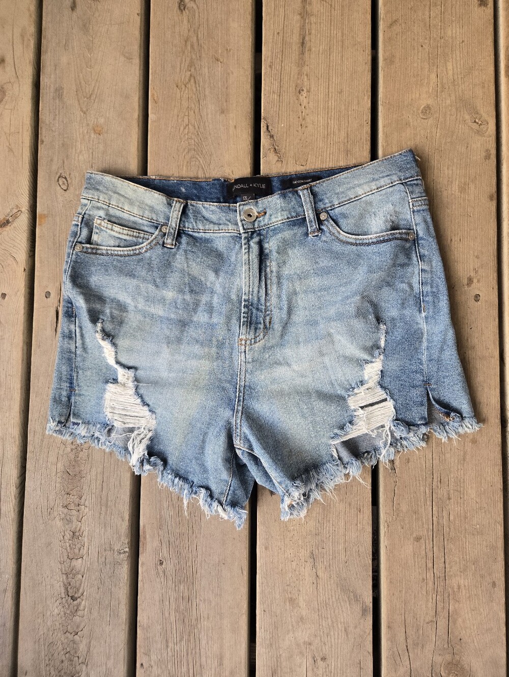 Kendall + Kylie distressed denim jeans shorts size 13/31 in great condition